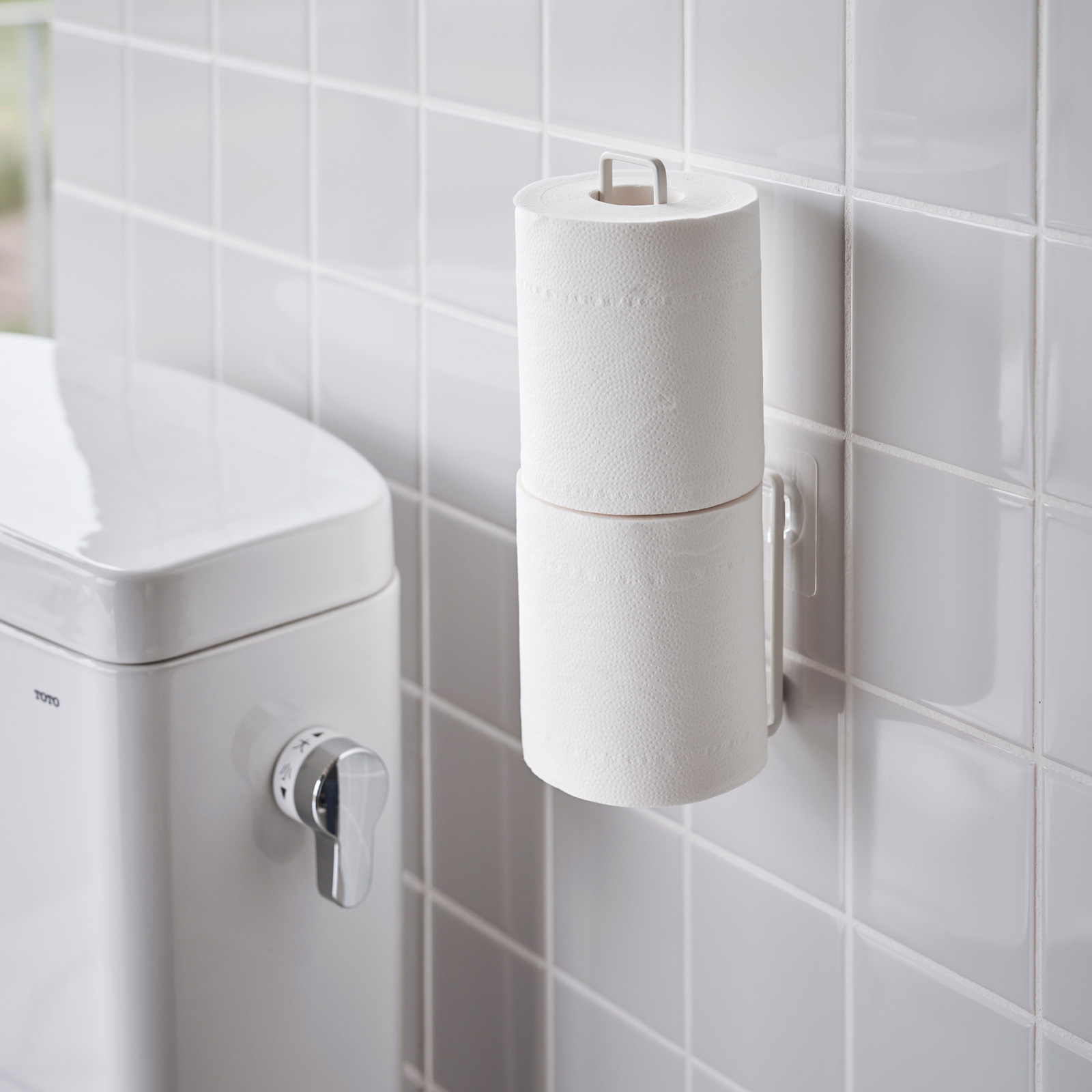 YAMAZAKI Klebehaken-Toilettenpapierhalter TOWER weiss 